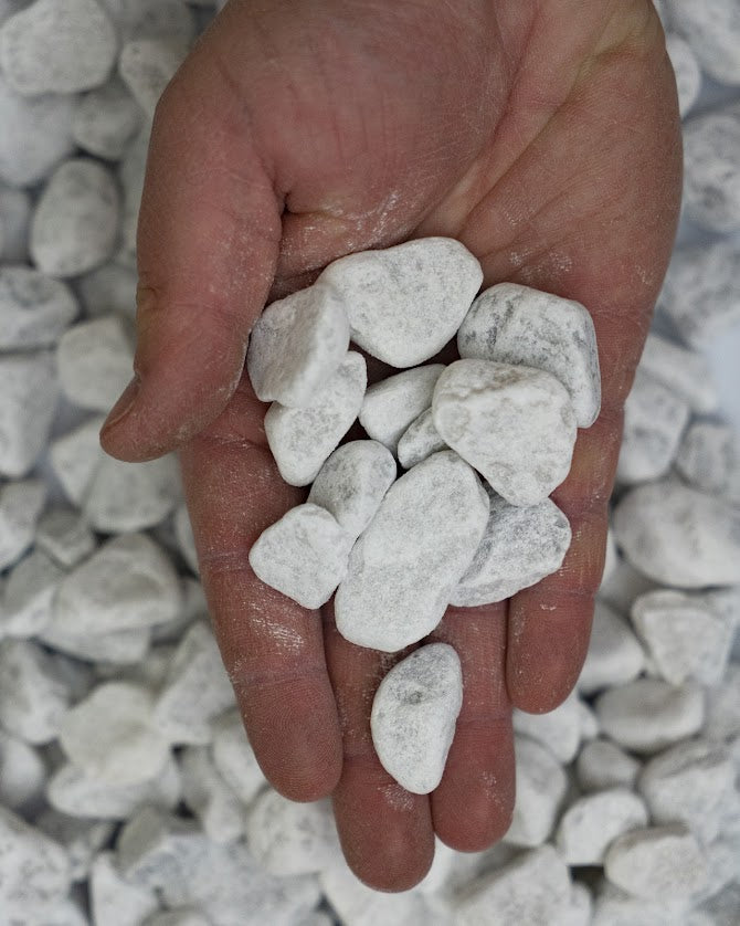 Manciata di ciottoli di marmo di carrara a dimensione media