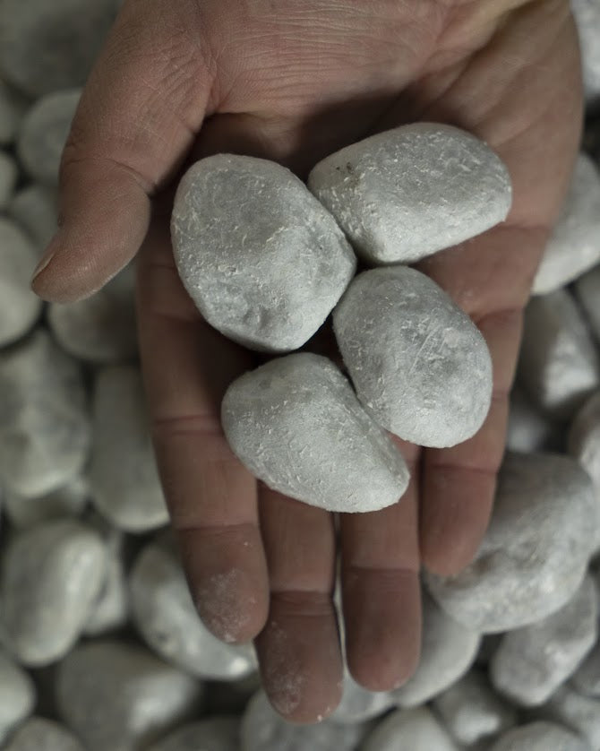 Ciottoli di marmo bianco di Carrara dimensione medio-grande in mano