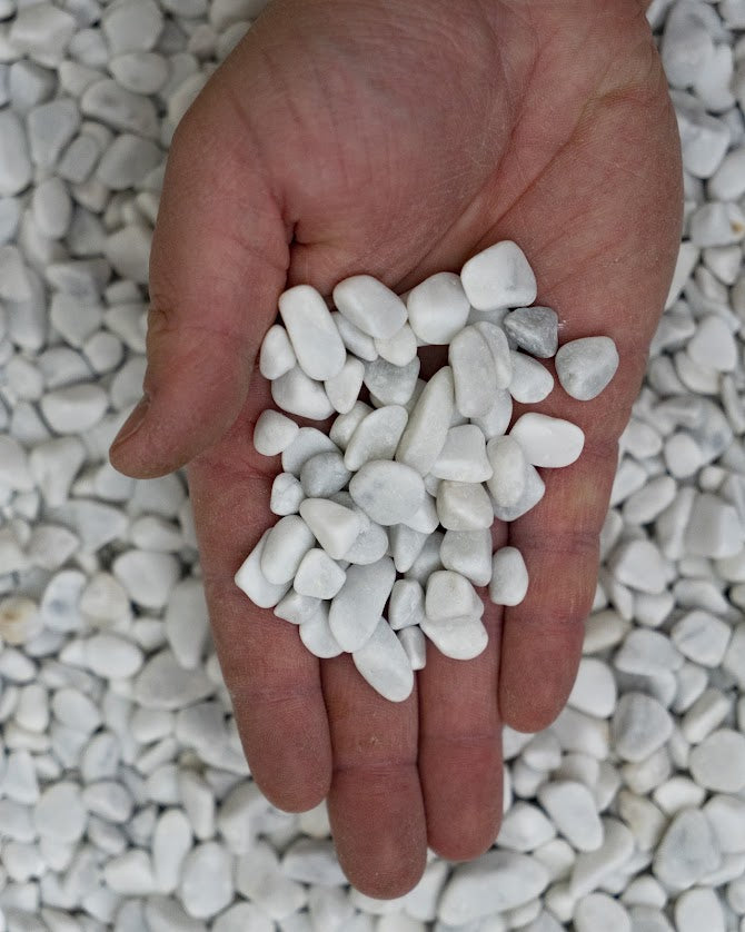 Manciata di ciottoli di marmo