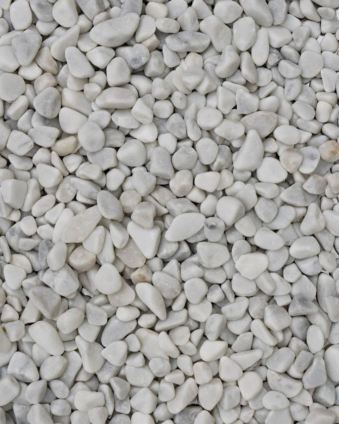 Visuale dall'alto di sassi e marmo bianco di Carrara