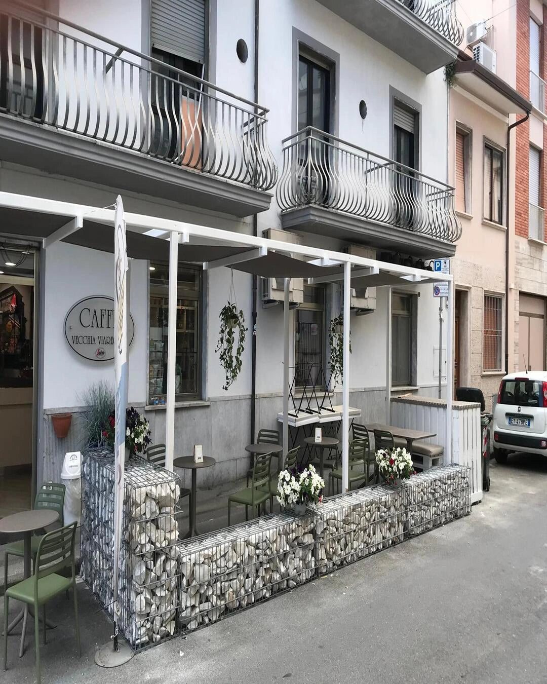 Scaglie di marmo e gabbioni di contenimento