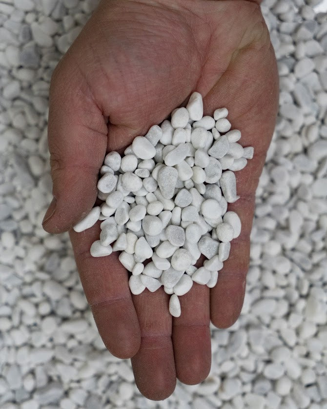 ciottoli marmo bianco di carrara sassolini decorativi mano 1