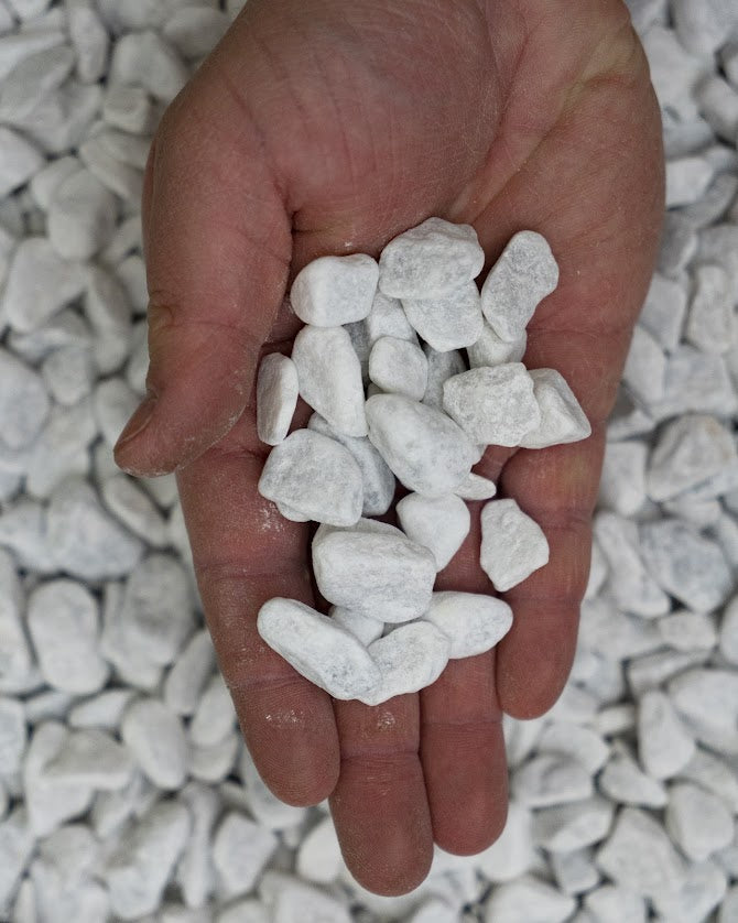 Ciottoli di marmo bianco di Carrara con dimensione palmo della mano